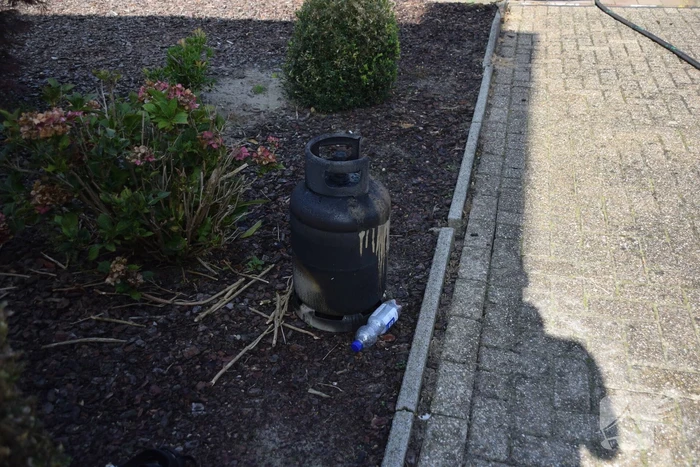 Schuur naast woonhuis brandt volledig uit