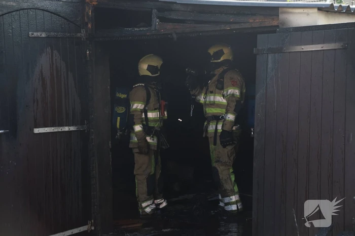 Schuur naast woonhuis brandt volledig uit