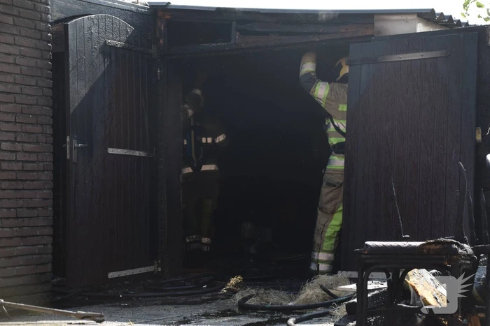Schuur naast woonhuis brandt volledig uit