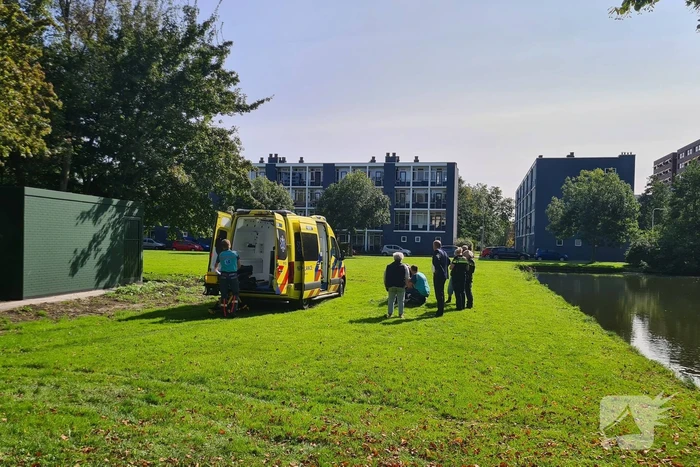 Omstanders redden oudere man uit water