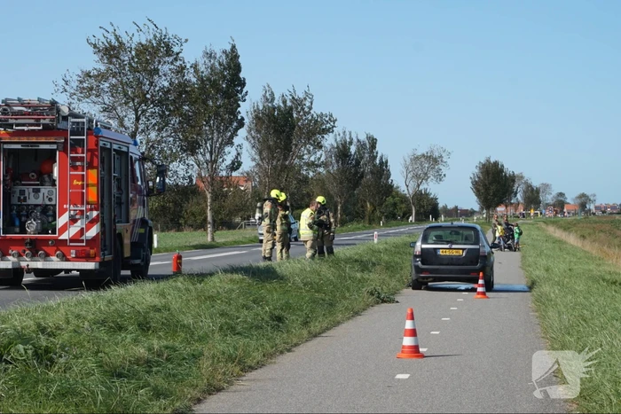 Bestuurder zet auto aan de kant na brandlucht