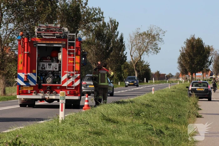Bestuurder zet auto aan de kant na brandlucht