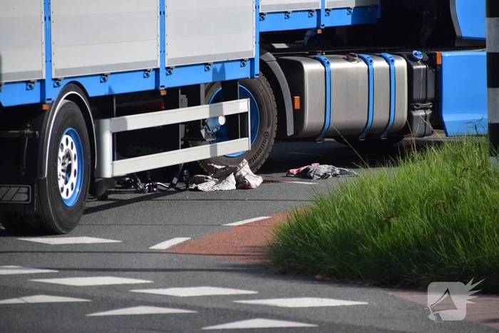 Fietser belandt onder vrachtwagen