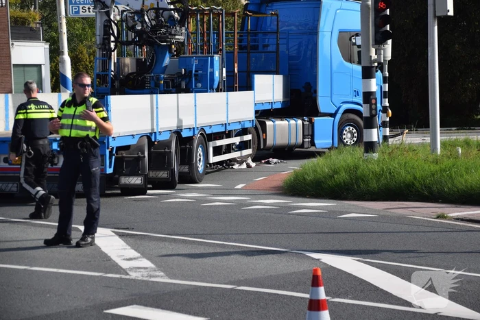 Fietser belandt onder vrachtwagen