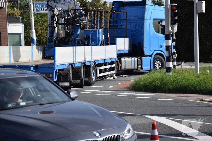 Fietser belandt onder vrachtwagen