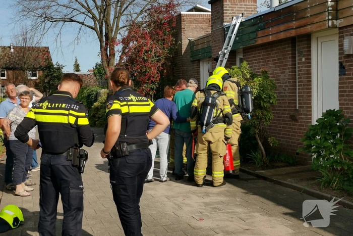 Dak vliegt in brand door verfbrander