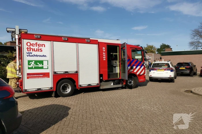 Dak vliegt in brand door verfbrander