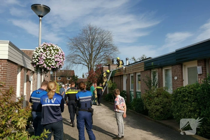 Dak vliegt in brand door verfbrander