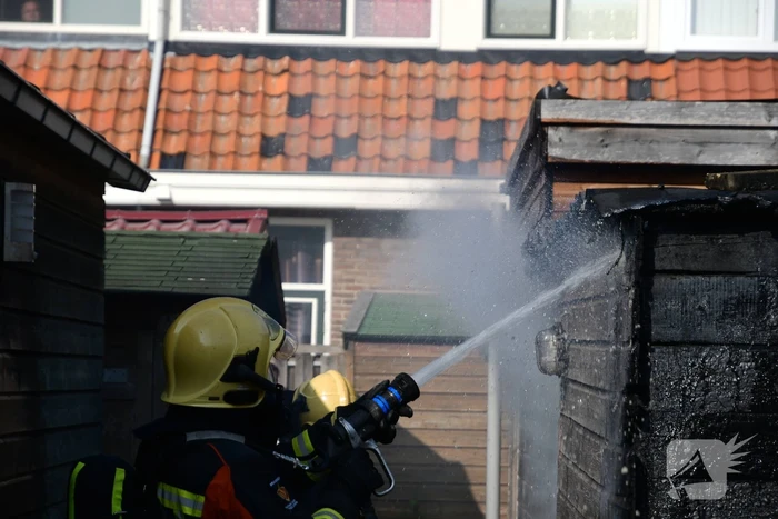 Brand in achtertuin van woning