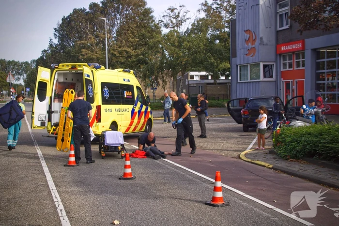 Scooter aangereden voor brandweerkazerne