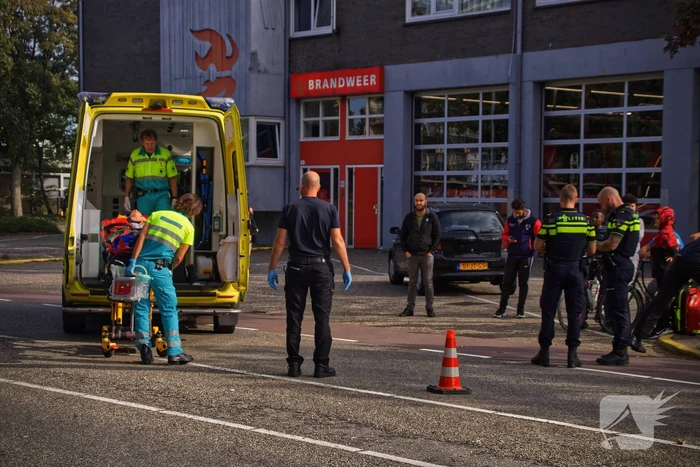 Scooter aangereden voor brandweerkazerne