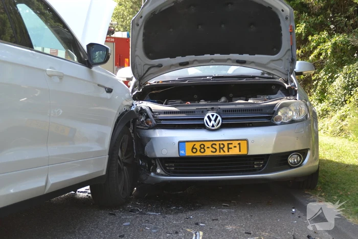Veel schade na frontale aanrijding tussen twee auto's