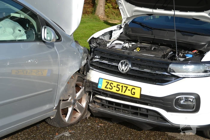 Veel schade na frontale aanrijding tussen twee auto's