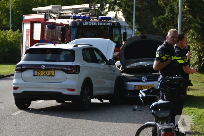 Veel schade na frontale aanrijding tussen twee auto's