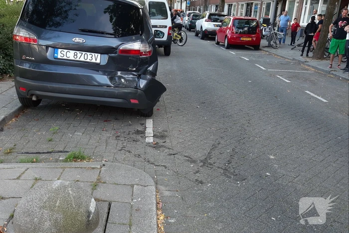 Bestelwagen vliegt uit de bocht en knalt op geparkeerde auto