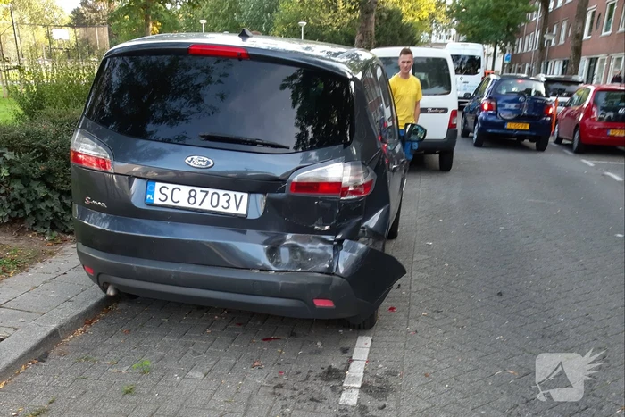 Bestelwagen vliegt uit de bocht en knalt op geparkeerde auto