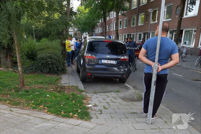 Bestelwagen vliegt uit de bocht en knalt op geparkeerde auto