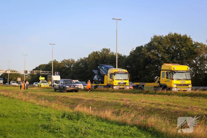 Snelweg enige tijd afgesloten door ongeval met forse schade
