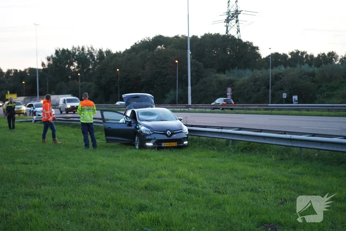 Persoon verliest macht over het stuur en belandt in de berm