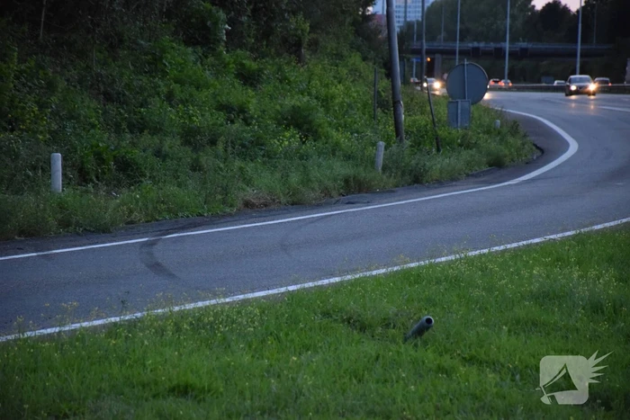 Persoon verliest macht over het stuur en belandt in de berm