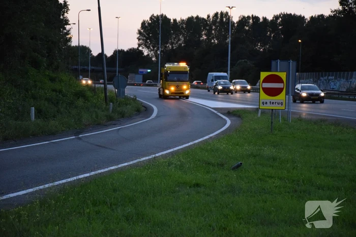 Persoon verliest macht over het stuur en belandt in de berm
