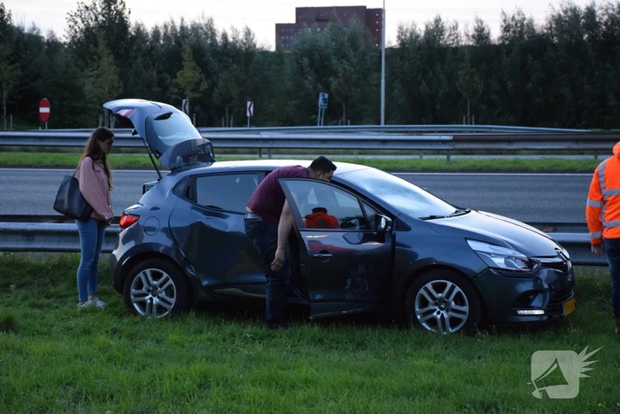 Persoon verliest macht over het stuur en belandt in de berm