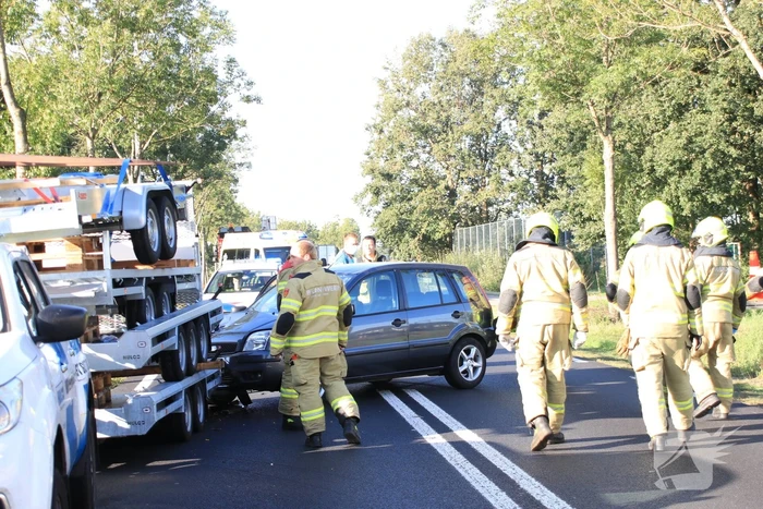 Automobilist botst frontaal op stilstaande aanhanger