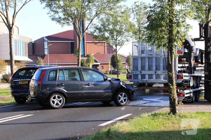 Automobilist botst frontaal op stilstaande aanhanger