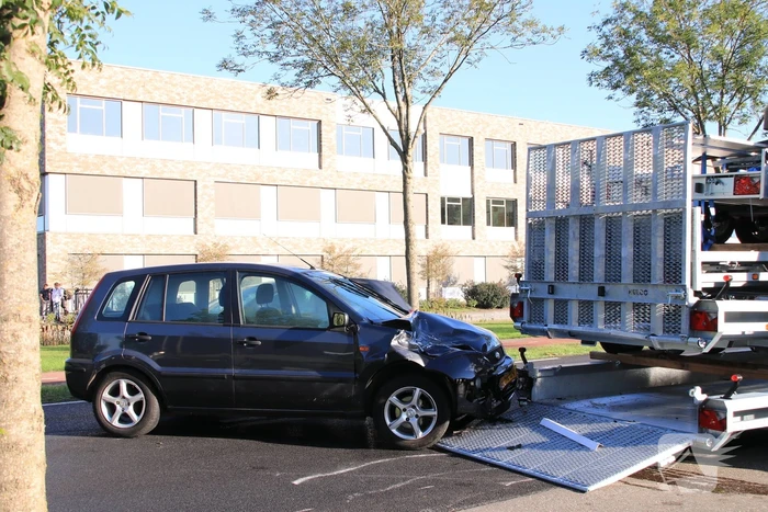 Automobilist botst frontaal op stilstaande aanhanger