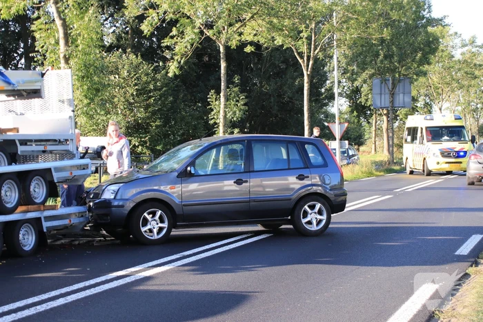 Automobilist botst frontaal op stilstaande aanhanger
