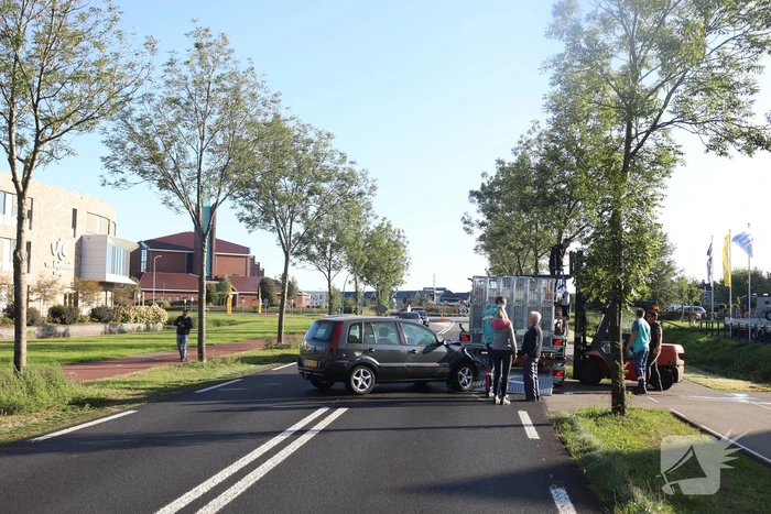 Automobilist botst frontaal op stilstaande aanhanger