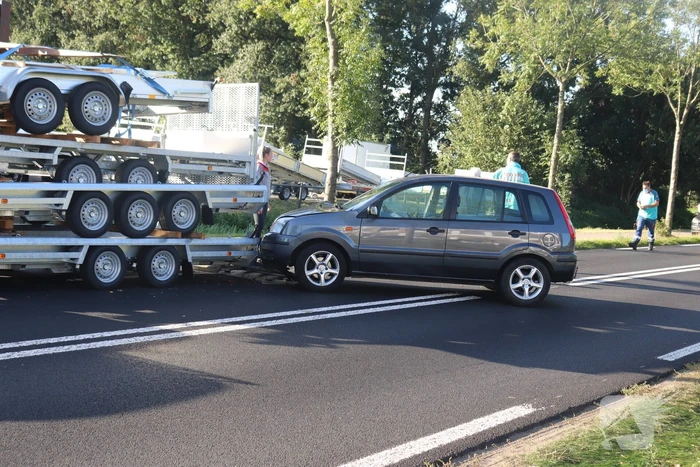 Automobilist botst frontaal op stilstaande aanhanger