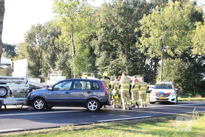 Automobilist botst frontaal op stilstaande aanhanger