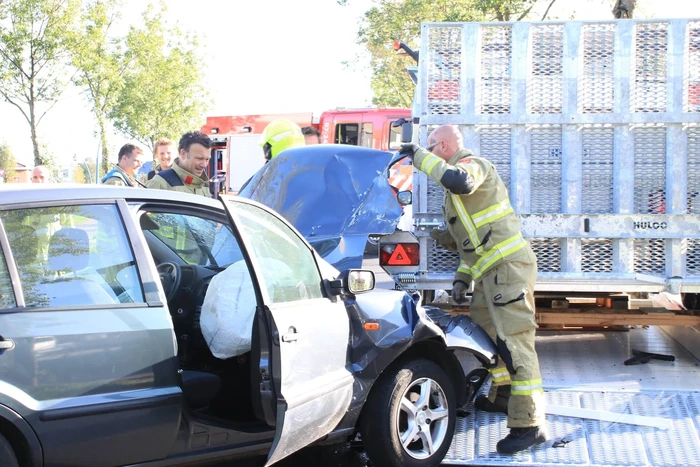 Automobilist botst frontaal op stilstaande aanhanger