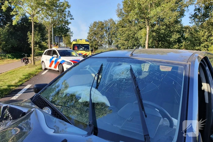 Automobilist botst frontaal op stilstaande aanhanger