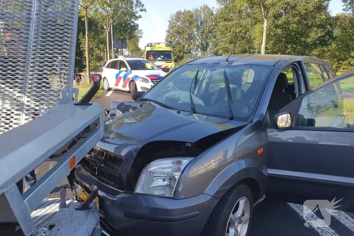 Automobilist botst frontaal op stilstaande aanhanger