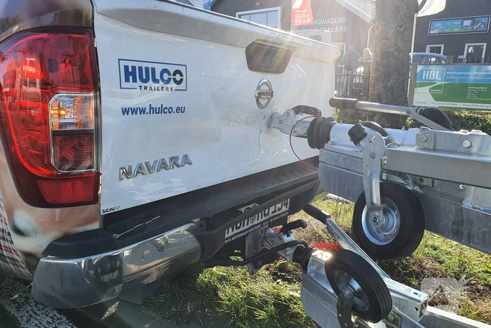 Automobilist botst frontaal op stilstaande aanhanger