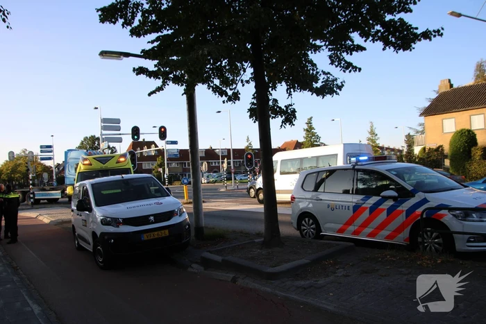 Fietser aangereden door bestelbus