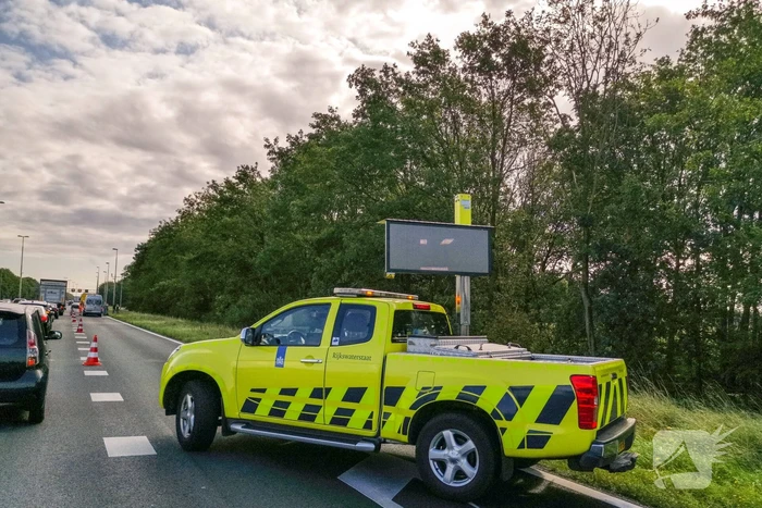 Auto en vrachtauto komen met elkaar in botsing