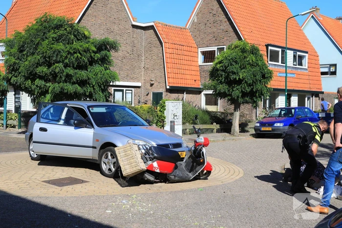 Vrouw op scooter aangereden door auto