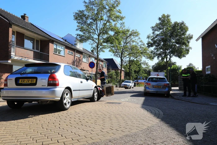 Vrouw op scooter aangereden door auto