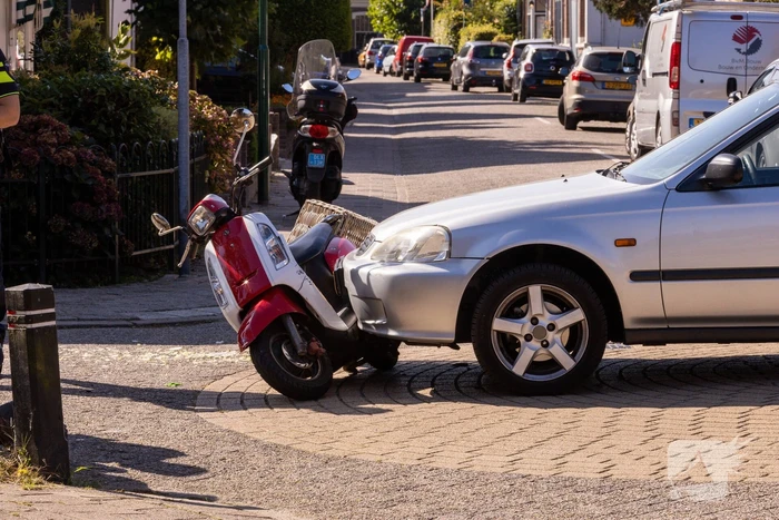 Vrouw op scooter aangereden door auto