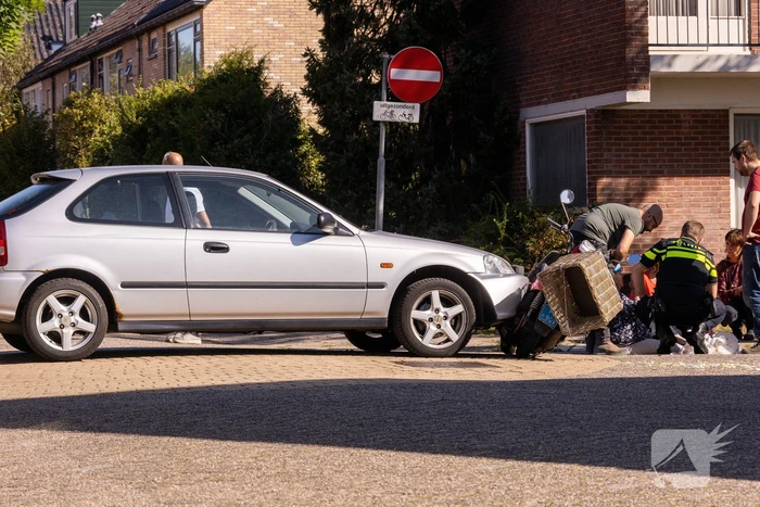 Vrouw op scooter aangereden door auto