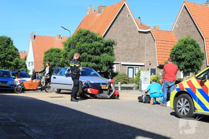 Vrouw op scooter aangereden door auto