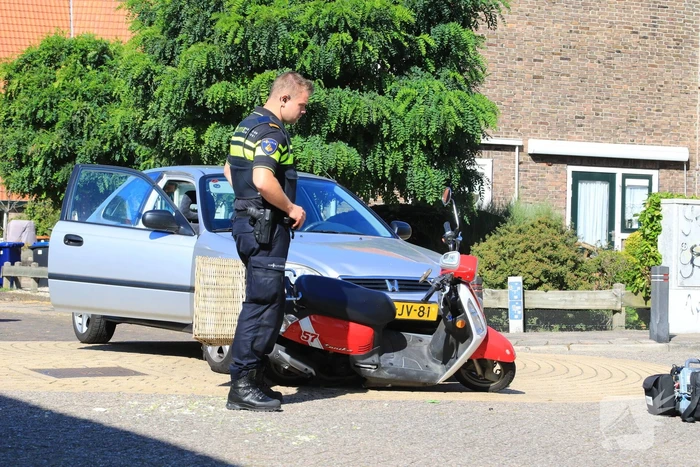 Vrouw op scooter aangereden door auto