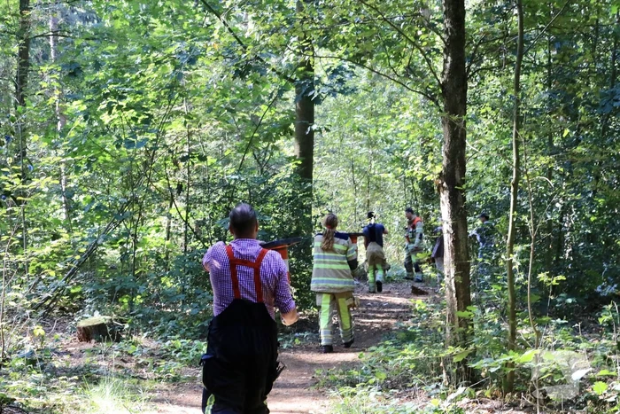 Brandweer blust brand met pionnen