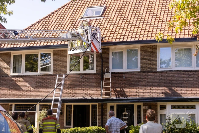 Verfbrander zet dak in brand