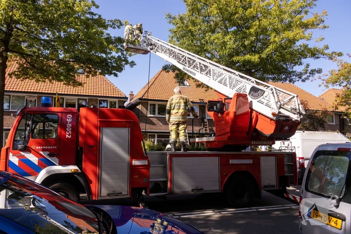 Verfbrander zet dak in brand