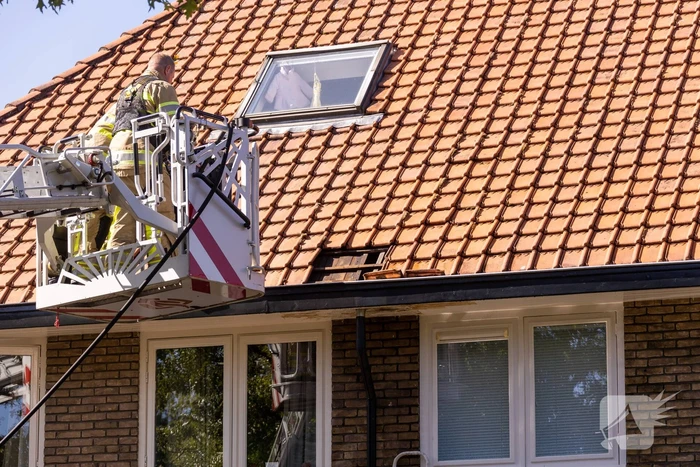 Verfbrander zet dak in brand