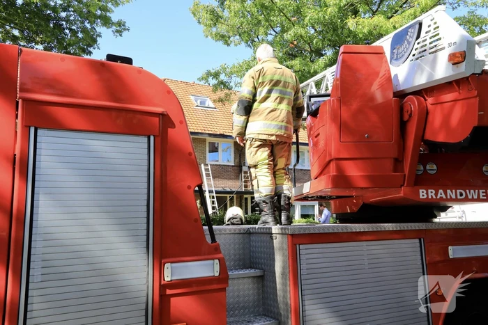 Verfbrander zet dak in brand